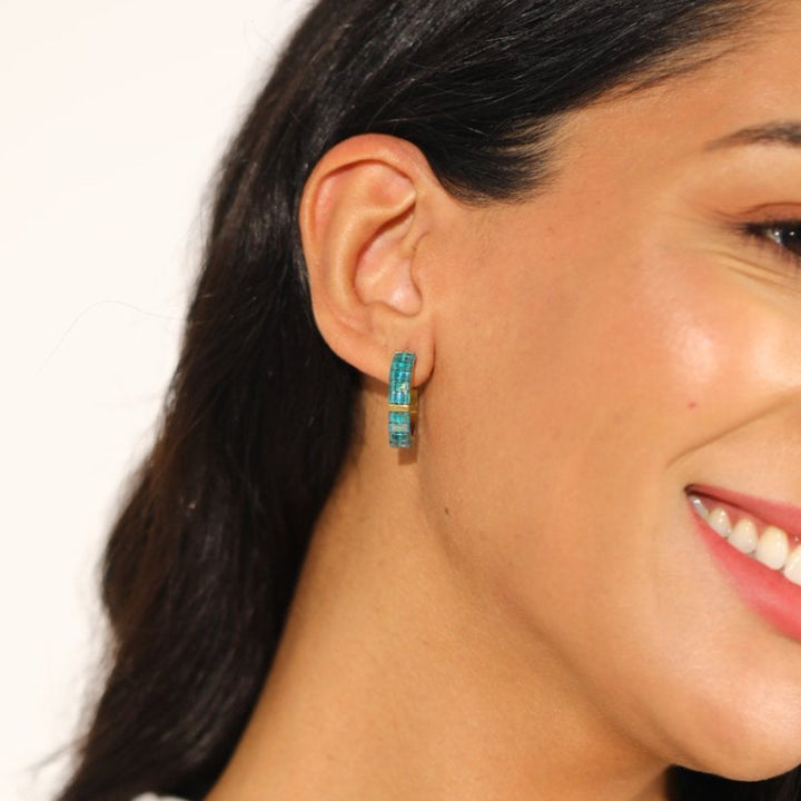 Sirena - boucles d'oreilles en perles Miyuki portées