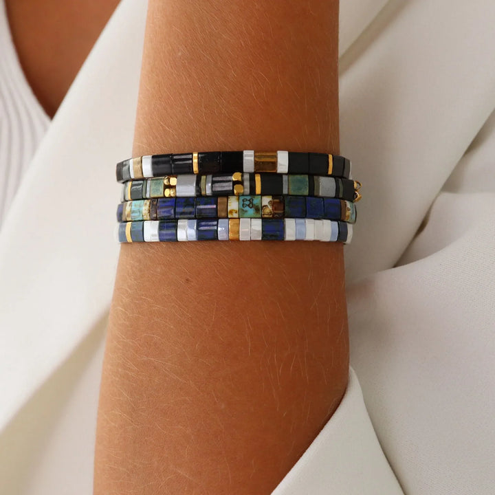 Ensemble Essentiel (boucles d'oreilles Tila, collier et parure Essentiel)