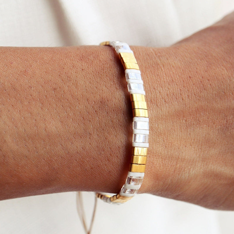Dora - bracelet en perles Miyuki porté au poignet