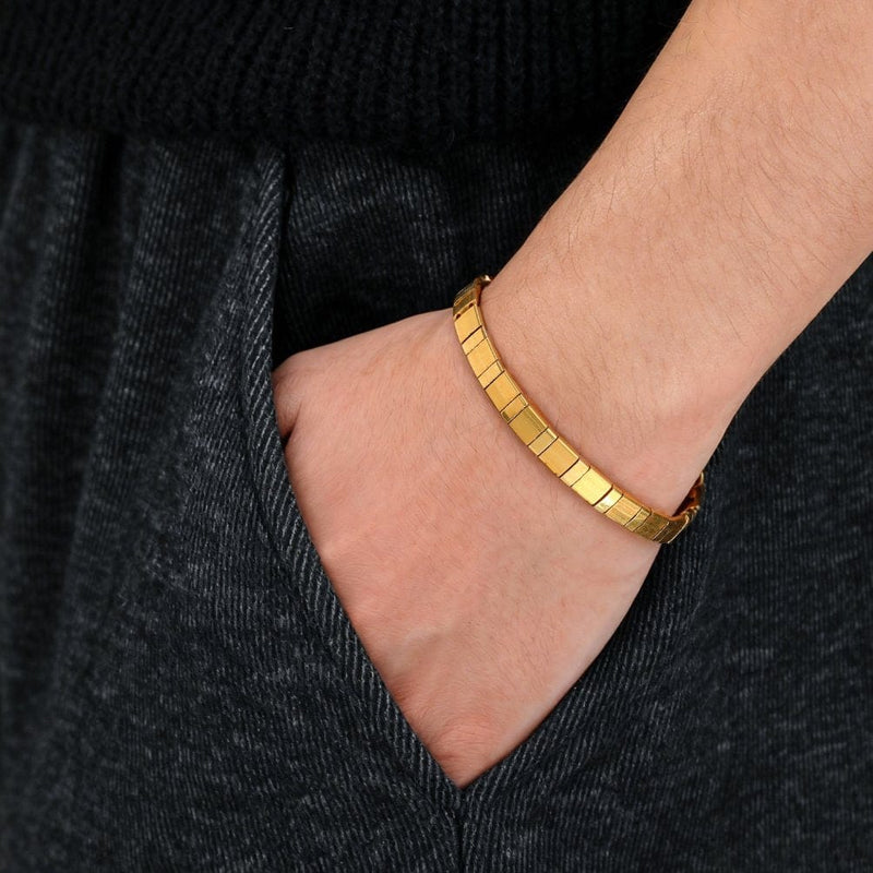 Or - bracelet en perles Miyuki porté au poignet