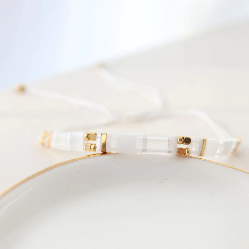 Sia - bracelet en perles Miyuki porté au poignet