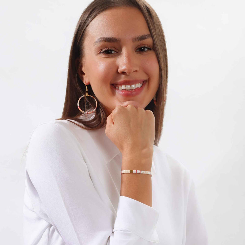 Fleur - bracelet en perles Miyuki porté au poignet