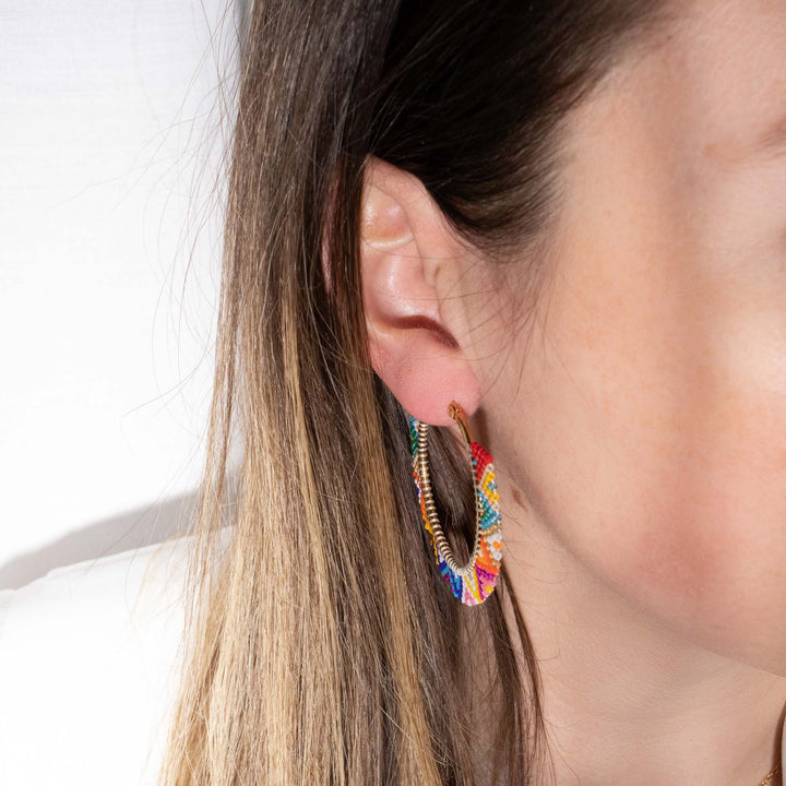 Agathe - boucles d'oreilles en perles Miyuki portées