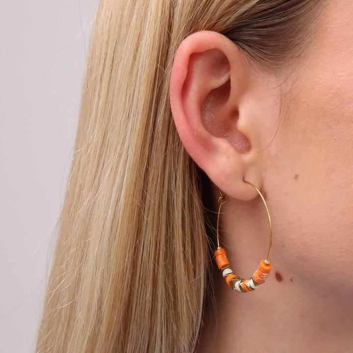 Corail - boucles d'oreilles en perles Miyuki portées