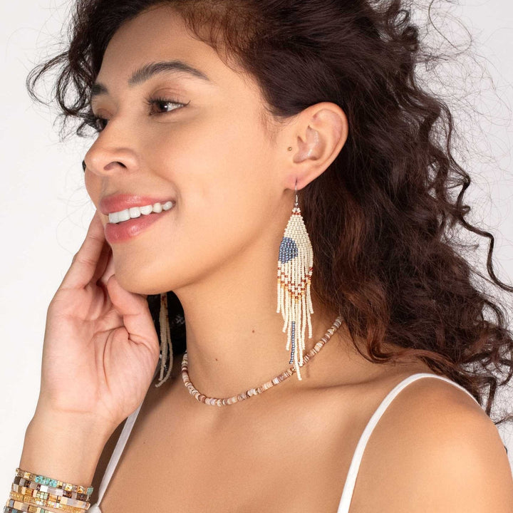 Line - boucles d'oreilles en perles Miyuki portées