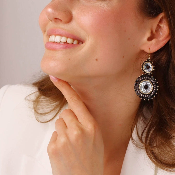 Lise - boucles d'oreilles en perles Miyuki portées