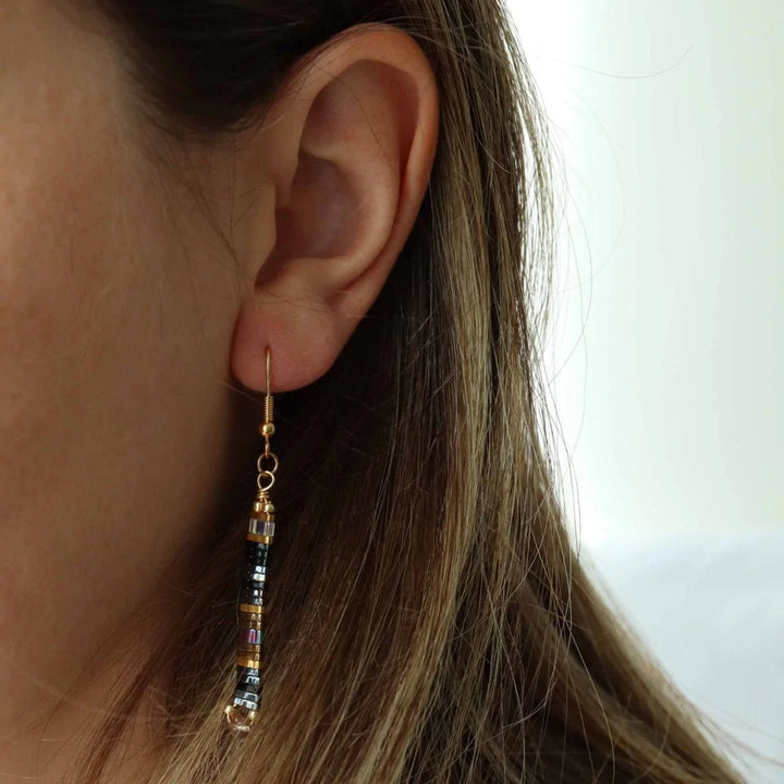 Røva - boucles d'oreilles en perles Miyuki portées