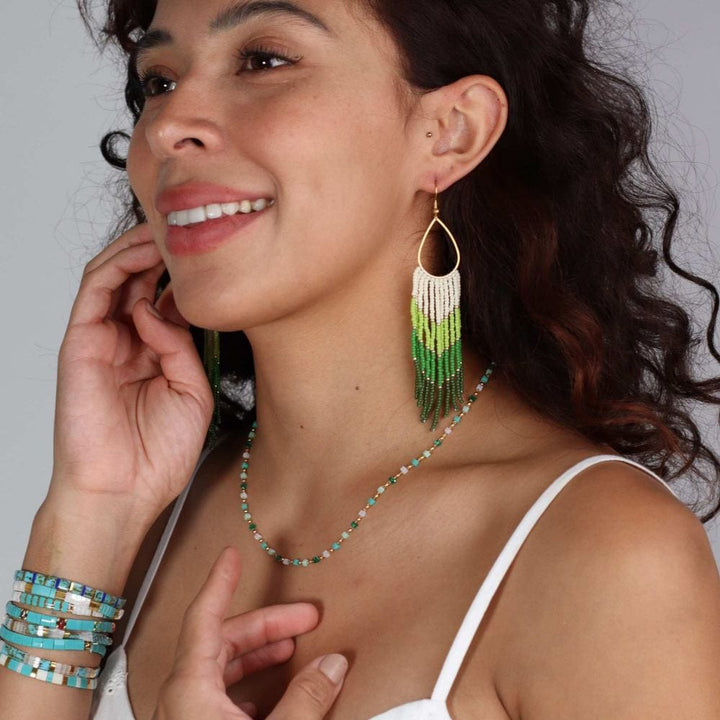 Savannah - boucles d'oreilles en perles Miyuki portées