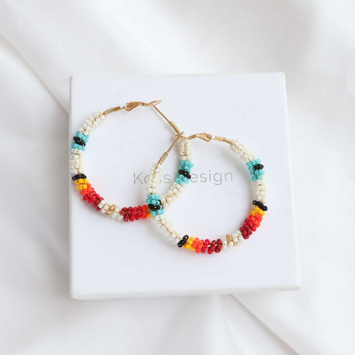 Sia - boucles d'oreilles en perles Miyuki portées