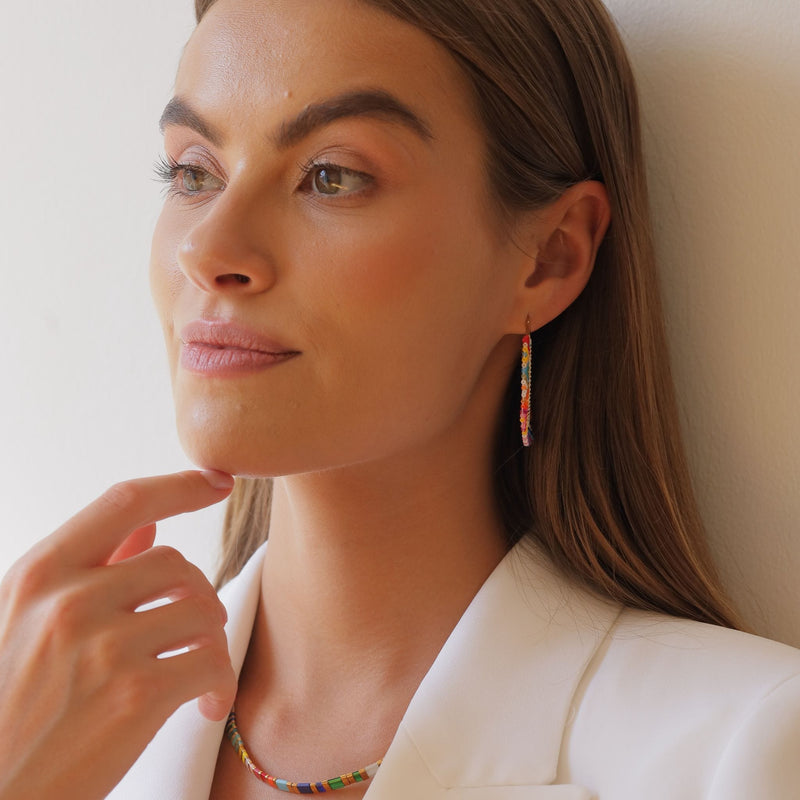 Rainbøw - collier en perles Miyuki porté